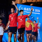 La selección española de pádel ingresa en la pista antes de la final