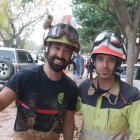 A la izquierda, Jorge Vidal, bombero de Valladolid que acudió como voluntario a Aldaia