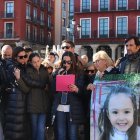 Familiares de las dos asesinadas en la concentración de apoyo en la Plaza Mayor.