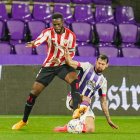 Luis Pérez e Iñaki Williams en el 2-1 de la temporada 20-21, último triunfo pucelano ante el Athletic.