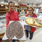 Patricia y Milagros García Puente posan con una versión XL de sus tradicionales palmeras y raquetas. Junto a los tres hermanos que se encargan del obrador 
custodian el legado artesano de Silma.