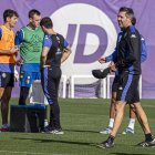 Pezzolano, a la derecha, durante el entrenamiento blanquivioleta del martes.