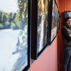 Luis Pérez posa junto a varias de sus obras.