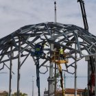 Pérgola que han levantado en la plaza León de la Riva, en la ciudad de la comunicación.