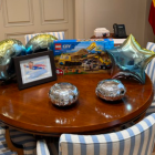 Imagen de la mesa de Óscar Puente con regalos por su cumpleaños