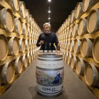 José Moro, en el interior de la sala de barricas de Cepa 21, en la Ribera del Duero.  /