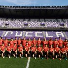 Los seleccionados españoles posan con su uniforme oficial sobre el césped de Zorrilla.