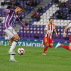 Amallah controla el balón ante Fonseca, lateral del AVS , en el ‘Ciudad de Valladolid’.