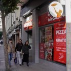 Calle Paraíso. Telepizza en el número 13.