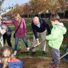 El alcalde de Valladolid, Jesús Julio Carnero, participa en una plantación para dar vida al bosque urbano en Santa Ana