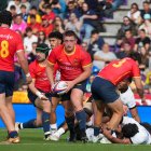 Álvaro García, capitán de la selección española, busca jugada tras superar el intento de robo de oval de Fiyi.