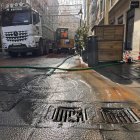 Una fuga de agua en la calle Santiago provoca un apagón.