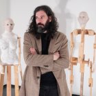 Jorge Gil posa junto a varias de sus obras