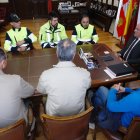 El alcalde de Valladolid, Jesús Julio Carnero, junto a los operarios de Aquavall que han trabajado en Aldaia (Valencia), el gerente de la empresa y el concejal de Medio Ambiente (de espaldas)