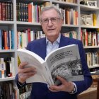 Ramón Martínez hojea su nuevo libro en su domicilio vallisoletano.