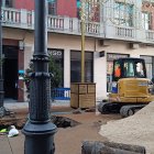 Operarios trabajando en la tarde del lunes en la reparación de la avería en la calle Santiago que dejó sin suministros a los comercios.