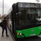 Un autobús de AUVASA muestra el lema #SomosInfancia
