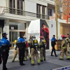 Imagen del despliegue de la policía local y de los bomberos ante la posible fuga de gas en la calle Santiago.