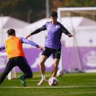 David Torres con el balón en un entrenamiento