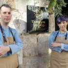 Diego González y Laura Rodríguez posan en la puerta de su negocio, cuyo nombre se inspira en el concepto acuñado por el filósofo Zygmunt Bauman.