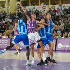 Tres jugadores del Gipuzkoa Basket luchan por un rebote junto al blanquivioleta Vucetic.