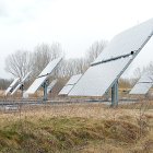 Placas solares junto a un campo de cultivo