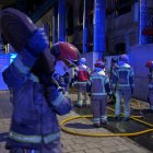 Los bomberos trabajando en el incendio del Lope de Vega