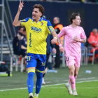 Iván Alejo se dirige a la afición en pleno partido ante el Eldense.