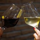Archivo - Dos personas brindan con copas de vinos de Castilla y León