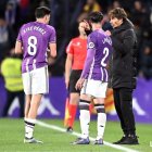 Rubio da instrucciones a Luis Pérez en presencia de Kike.