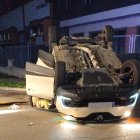 Vehículo volcado en la calle Niquel, en el polígono de San Cristóbal
