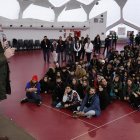 Jesús Julio Carnero con los scouts en la Cúpula del Milenio de Valladolid.