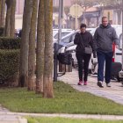 Una pareja pasea por una calle del centro de Arroyo de la Encomienda