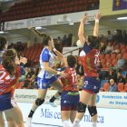 María Prieto O’Mullony arma el brazo y lanza ante la defensa del Atlético Guardés.