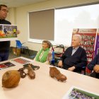 Taller de personas mayores para ejercitar los recuerdos a través del fútbol, en la residencia Domus de Arroyo de la Encomienda (Valladolid)