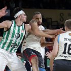 De Bisschop puja por un balón con Mike Torres ante la mirada de Dremers.