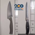Cuchillos utilizados por los detenidos para agredir a la víctima.