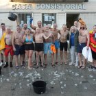 Los vecinos de Renedo se mojan por la esclerosis múltiple