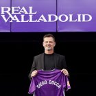 Diego Cocca, nuevo entrenador del Real Valladolid, posa junto a su camiseta con su nombre.