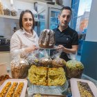 Begoña y Félix Ángel, con una muestra de su dulce y llamativa propuesta navideña