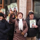 Pancartas por Esther López antes de la declaración de Óscar S.