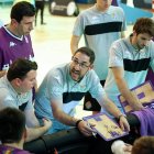 Lolo Encinas arenga a sus jugadores en un tiempo muerto de un partido de este temporada.