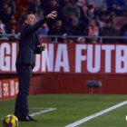 Diego Cocca da indicaciones en su debut ante el Girona