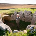 Miguel Moreno en el dolmen de La Cabaña, en la localidad burgalesa de Sargentes de la Lora