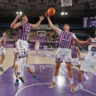 Puidet y Vucetic 'vuelan' para capturar un rebote ante Obradoiro en la da de los cuartos de final de la Copa de España.