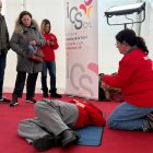 Una instructora enseña maniobras a varios participantes de la acción formativa.