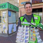 Imagen de archivo de Vicente Macías junto a su puesto de la ONCE en Pollos.