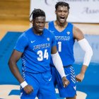 Josh Mballa, en primer plano, durante su etapa en la Universidad de Buffalo.