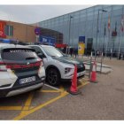 Coches de la Guardia Civil a la entrada de Río Shopping