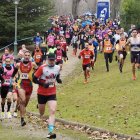 Los participantes de la categoría masculina sénior corren tras el pistoletazo de salida
